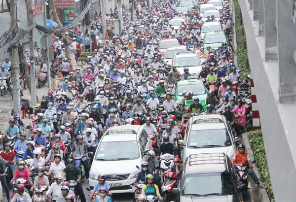 Traffic jam and flooding are among pressing issues directly affecting the quality of people's life that chairman Nguyen Thanh Phong has promised to solve (Photo: SGGP)